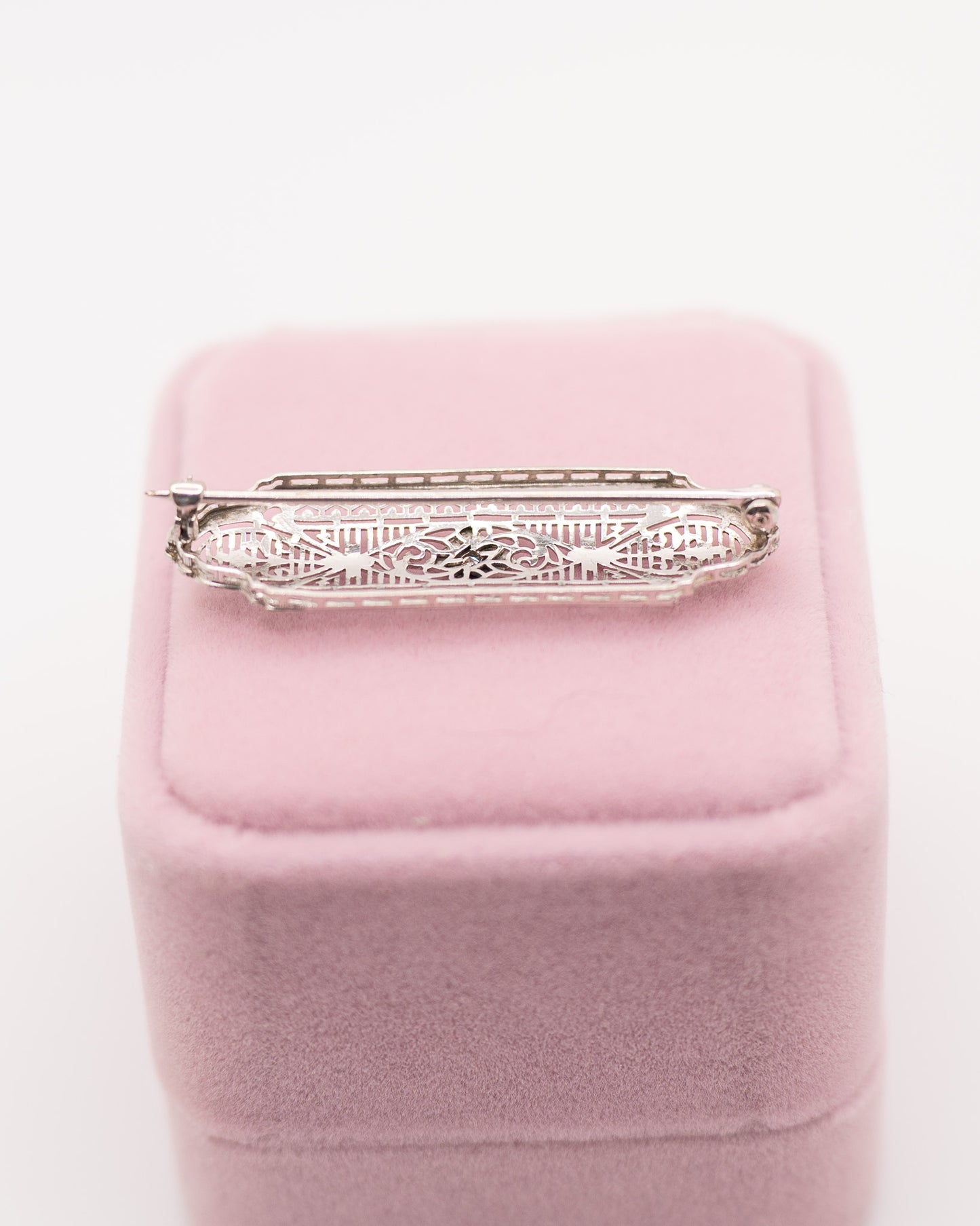Antique Art Deco 10K White Gold And Diamond Filigree Brooch